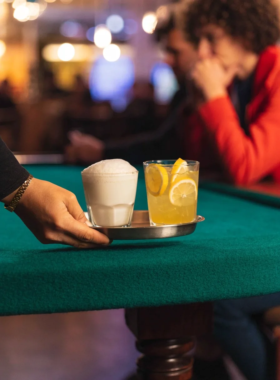 Káva a nealko spritz servírované na okraji pokerového stolu